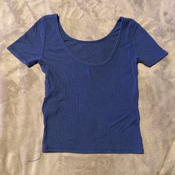 Hollister Crop Top - Picture 2 of 4